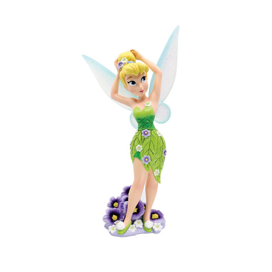 Elegant Tinker Bell-beeldje uit de Disney Showcase-collectie met fonkelende transparante harsvleugels en 3D-accenten op haar jurk, verpakt in een stijlvolle geschenkdoos, perfect voor volwassen Disney-verzamelaars.