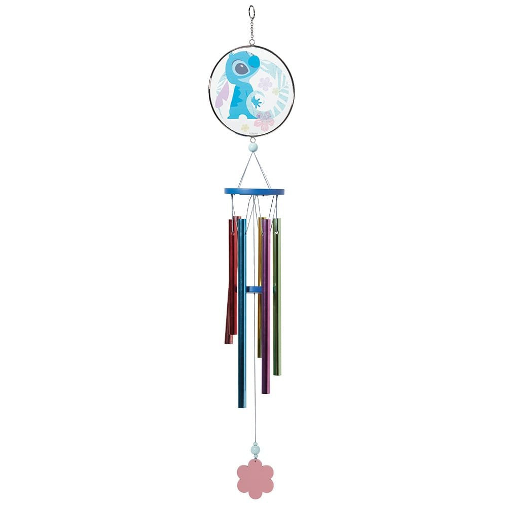 Stitch Windgong van Disney Garden hangend in een tuin, met het vrolijke Disney-personage Stitch als speels ontwerp; de windgong beweegt in de wind en produceert vrolijke melodieën, perfect als betoverend decoratiestuk voor tuin, balkon of terras.