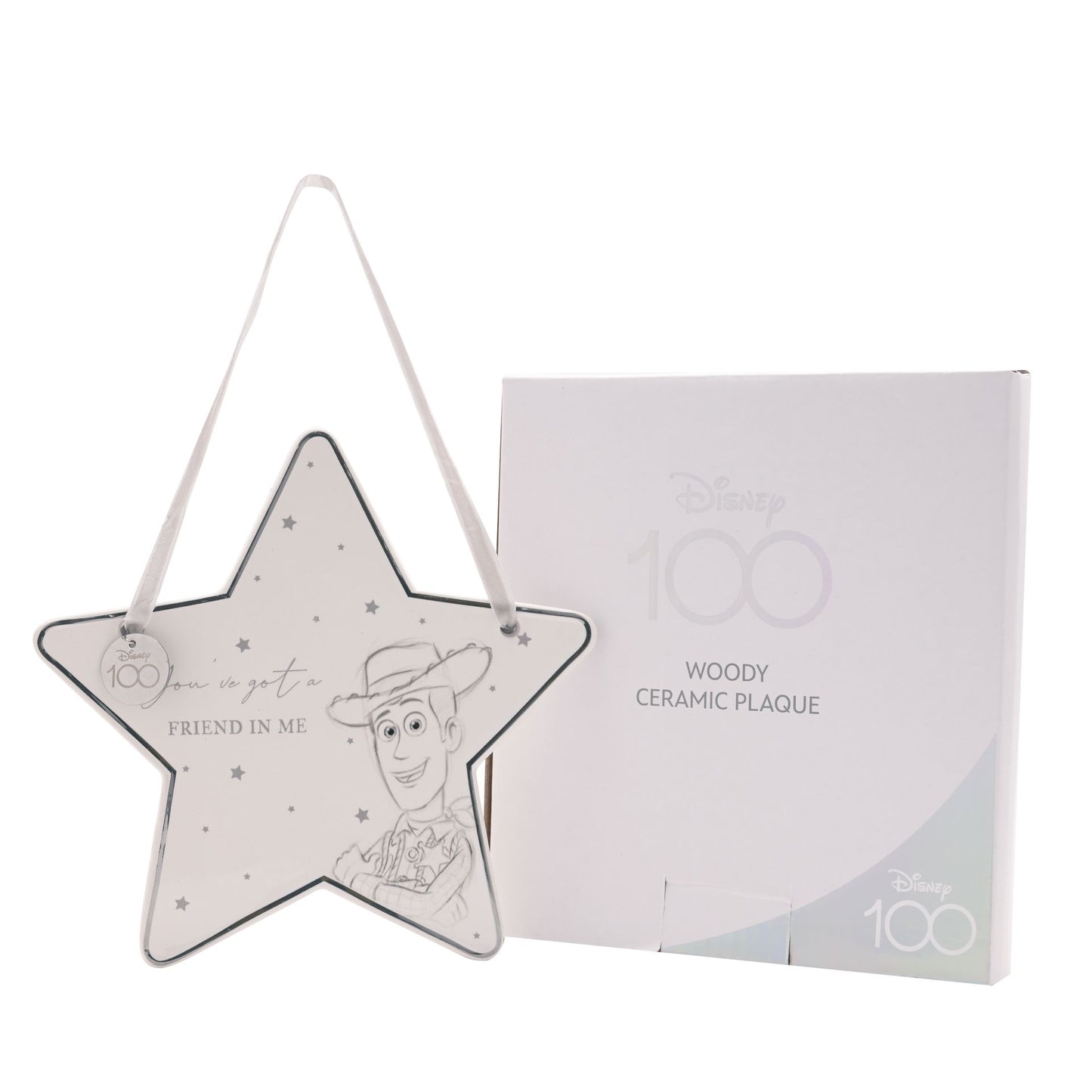 "Betoverende Woody keramische plaquette van Disney 100 - Met inspirerende illustratie van Woody uit Toy Story en de titel 'You've Got a Friend In Me'. Een must-have voor Disney-liefhebbers van alle leeftijden! Verpakt in een feestelijke geschenkverpakking."
