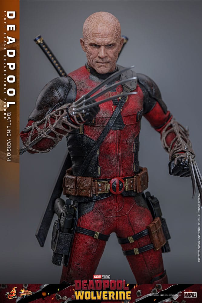 Realistische actiefiguur van Deadpool in beschadigd kostuum, met littekens en accuraat filmontwerp.