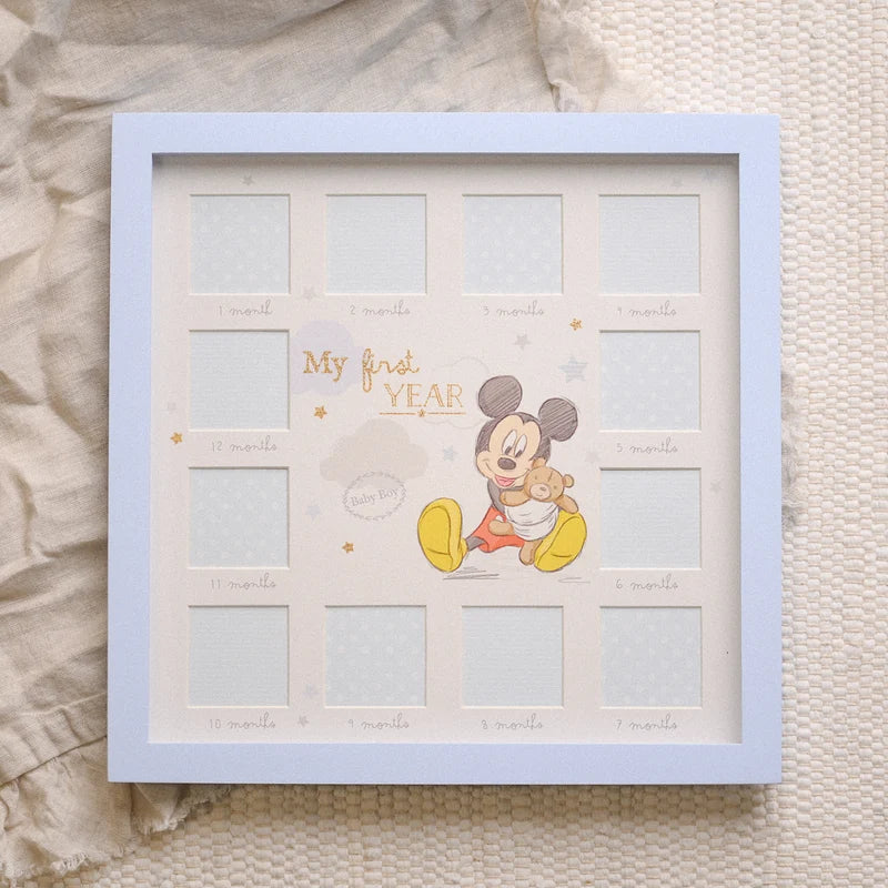 Disney Mickey 'My First Year' fotolijst in babyblauw met twaalf fotovakken voor maandfoto's, een bijzondere babyherinnering en decoratie voor de babykamer.