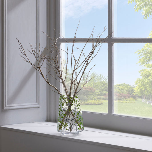 Schattige glazen Bambi vaas van Disney Forest Friends op www.startedwiththemouse.com, ideaal voor het presenteren van bloemen. Een must-have voor elke Disney-liefhebber.