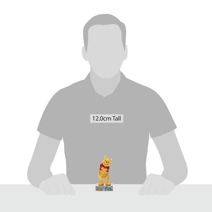 Deze Disney Traditions Winnie the Pooh ‘Beloved Bear’ figurine is een sfeervol verzamelobject ontworpen door Jim Shore. Het hoogwaardige resin beeldje is handgeschilderd en voorzien van kenmerkende folk-art patronen. Perfect voor verzamelaars, fans van Winnie the Pooh of als tijdloos Disney-cadeau.