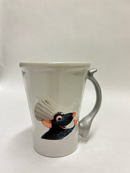 Ratatouille souvenirbeker uit Disneyland Parijs met afbeelding van Remy en stijlvol Frans design.