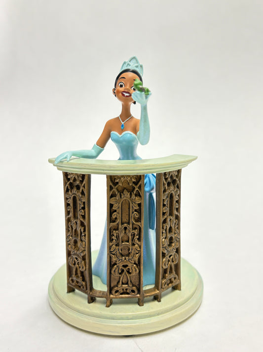 Disneyland Parijs figurine van Prinses Tiana met de kikkerprins in groene baljurk.