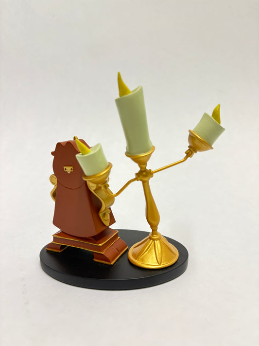 Charmante figurine van de kandelaar en klok uit het betoverde kasteel, met levendige kleuren en expressies.