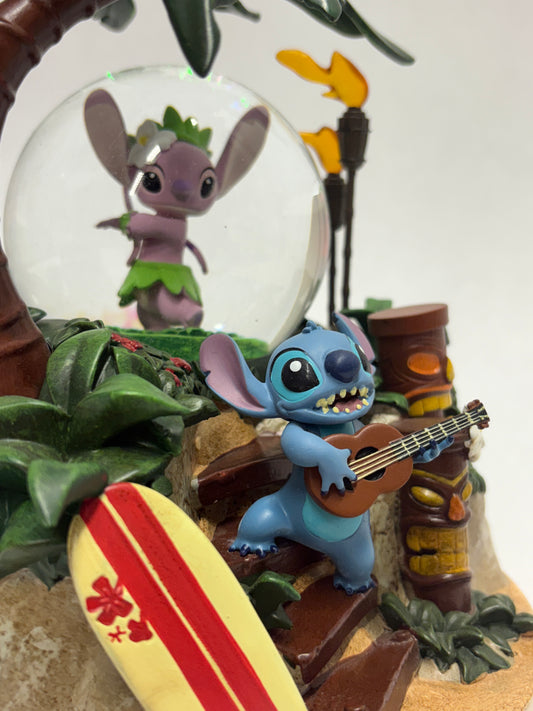 Gedetailleerde Stitch snowglobe met muziekfunctie – perfect Disney-verzamelobject voor fans.