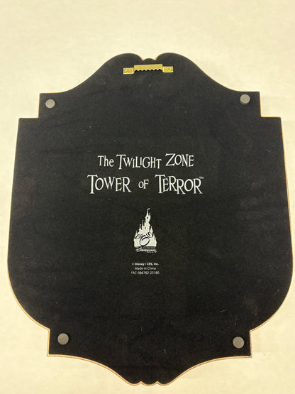 "Mysterieus Disney-souvenir: wandbord van het Hollywood Tower Hotel met verweerd design en klassieke look."