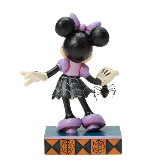 Dit opvallende Disney Traditions Halloween Minnie Mouse beeldje in de Webtastic-uitvoering is een echte must-have voor Disney- en Halloween-liefhebbers. De spinnenjurk en subtiele webdetails geven Minnie een ondeugende, maar stijlvolle uitstraling.

Dankzij het vakmanschap van Jim Shore staat dit beeldje garant voor kwaliteit, detail en tijdloze Disney-magie. Ideaal om cadeau te geven of om het hele jaar door te genieten van dit bijzondere verzamelstuk.