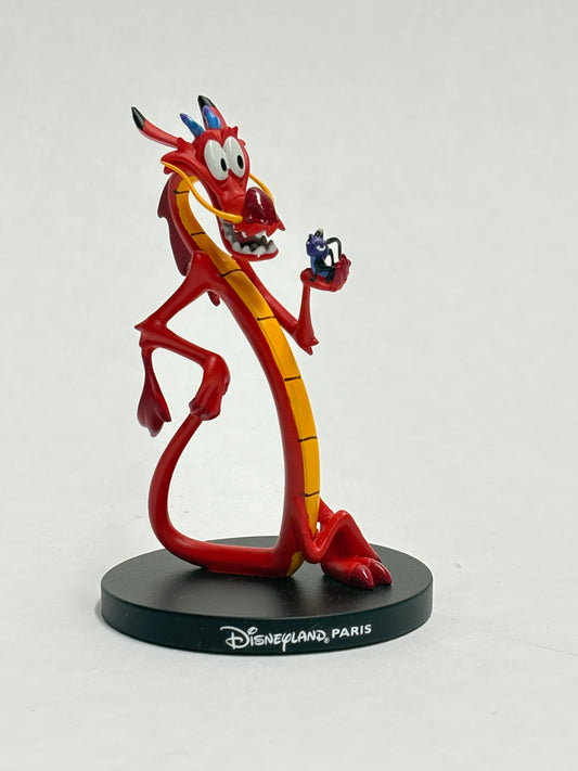 Gedetailleerd Mushu beeldje uit Disneyland Parijs, met levendige kleuren en dynamische pose.