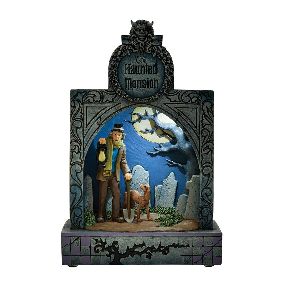 Geef een spookachtig Disney-cadeau met het Ghostly Graveyard Guardian diorama uit Disney Traditions. Perfect voor fans van Haunted Mansion en liefhebbers van magische decoratie.