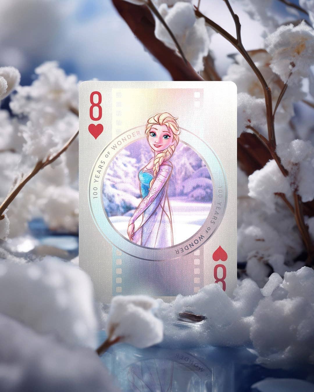 Close-up van een koude foliekaart met een iconisch Disney-personage uit de 100-jarige collectie.