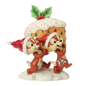 Disney Traditions Chip n Dale ‘Stealing Fruit Cake’ toont de ondeugende Chip en Dale met een kleurrijke fruitcake. Compact, gedetailleerd en perfect als decoratie of Disney-verzamelobject.