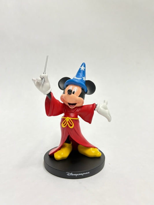 Mickey Mouse als tovenaar in iconische Fantasia-outfit, beeldje van Disneyland Parijs.