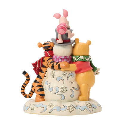 Vier de feestdagen met dit Disney Traditions beeldje van Winnie de Pooh en vrienden, warm en charmant omhelzend bij een sneeuwpop. Vrolijk en hartverwarmend in elke collectie.