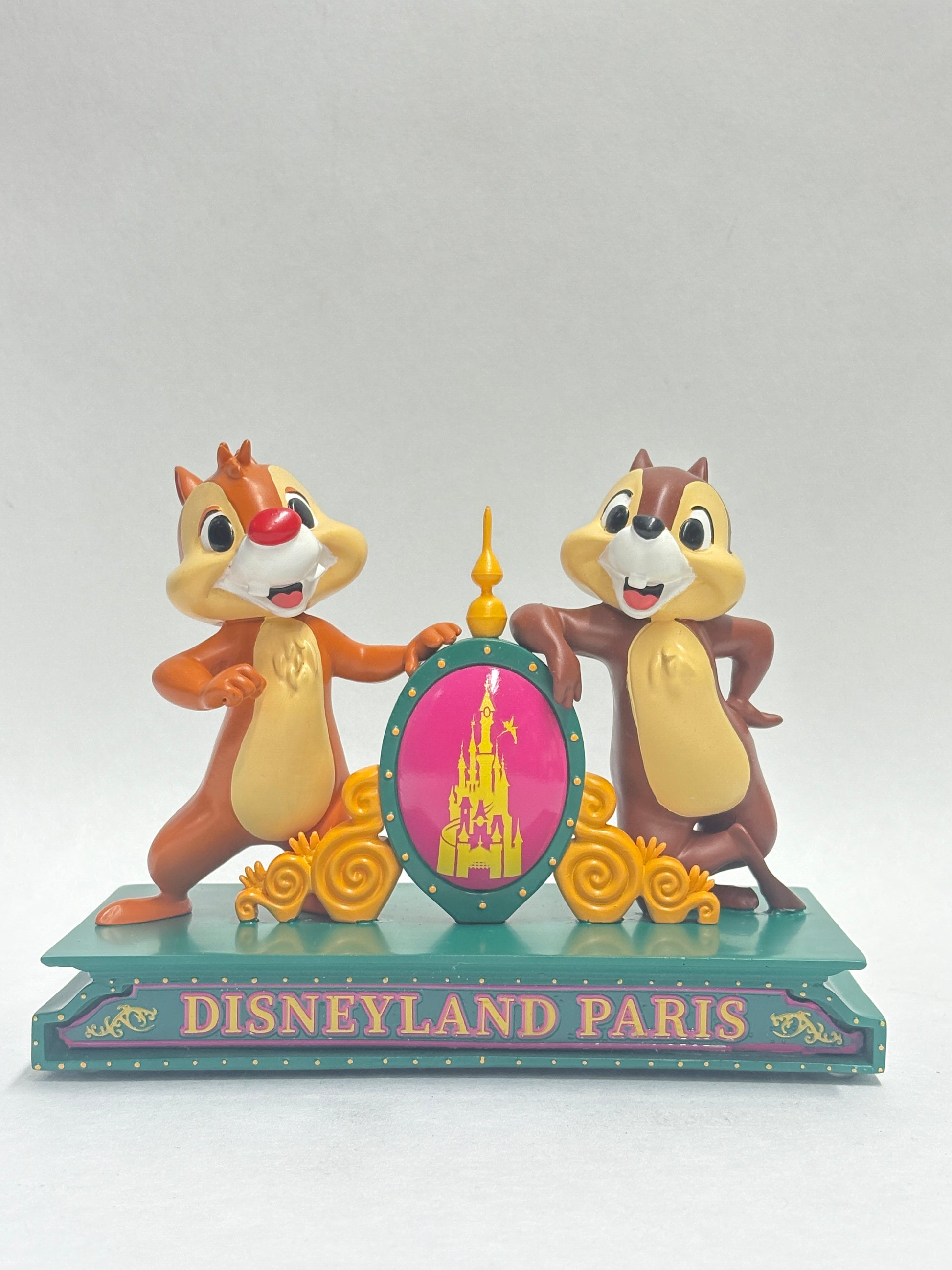 Disneyland Parijs Knabbel en Babbel beeld – Zeldzaam & origineel!
Uniek Disney Parks beeld van Knabbel en Babbel, rechtstreeks uit Disneyland Parijs. Hoogwaardige kwaliteit, kleurrijk afgewerkt. In perfecte staat. Ideaal voor verzamelaars of Disney-fans!