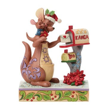 Vier de magie van de feestdagen met dit Disney Traditions beeldje van Kanga en Roo – Roo’s Holiday Wish. Het beeldje toont een liefdevol moment tussen moeder en kind, met handgeschilderde details en folkloristische patronen van Jim Shore, ideaal als sfeervolle kerstdecoratie of verzamelstuk.