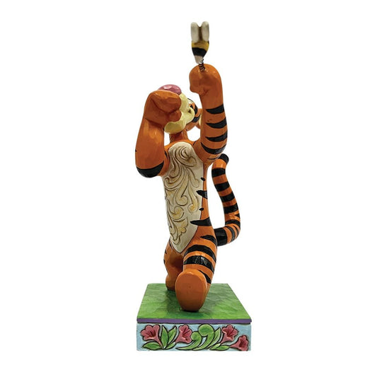 Tijgertje uit Winnie de Poeh in actie tegen een hommel, vormgegeven in Jim Shore’s herkenbare folk art-stijl met sierlijke patronen.