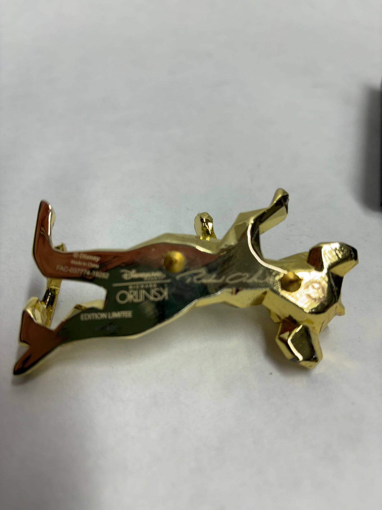 Gouden Orlinski Simba pin voor kunst- en designliefhebbers