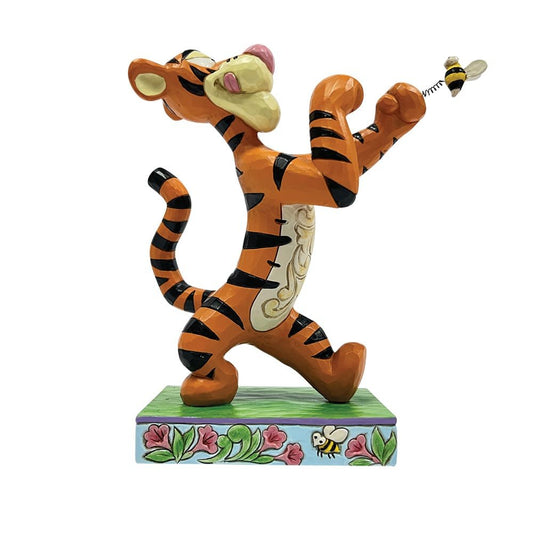 Speels Disney Traditions beeldje van Tijgertje die een hommel achterna zit, met kleurrijke rosemaling-details en handbeschilderde afwerking.