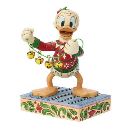 Disney Traditions Holiday Jingle ‘Donald with Bells’ toont Donald Duck in een vrolijke kerstsfeer. Compact en gedetailleerd, perfect als decoratie of cadeau voor Disney-fans.