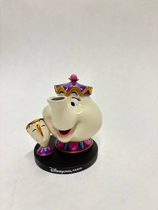 Disney figurine van Mrs. Potts met Chip in speelse pose, warm gekleurd en verfijnd afgewerkt.