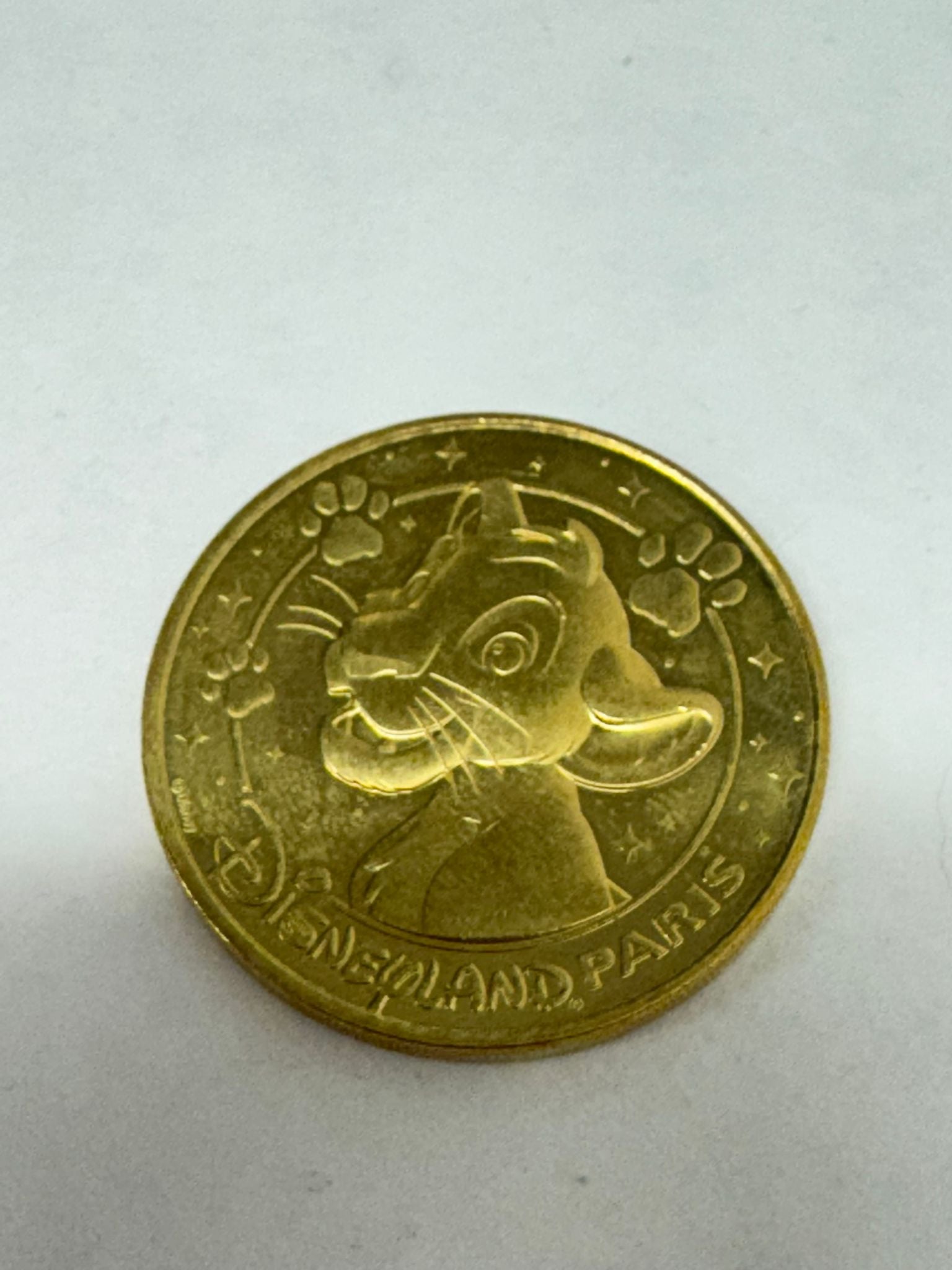 "Disneyland Paris munt met Simba uit The Lion King, gedetailleerd en glanzend afgewerkt, ideaal voor verzamelaars."