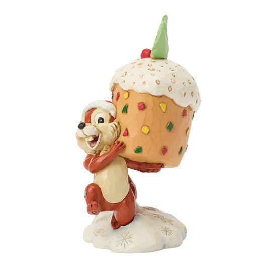 Breng humor en speelsheid in huis met dit Disney Traditions Chip n Dale beeldje. De ondeugende duo probeert stiekem een fruitcake te stelen en is een vrolijke blikvanger in elke collectie.