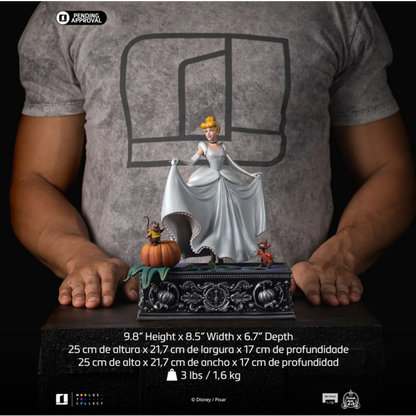 Handgeschilderde Cinderella figurine in Art Scale 1/10, perfect voor vitrines en Disney-fans, toont iconisch filmscène.