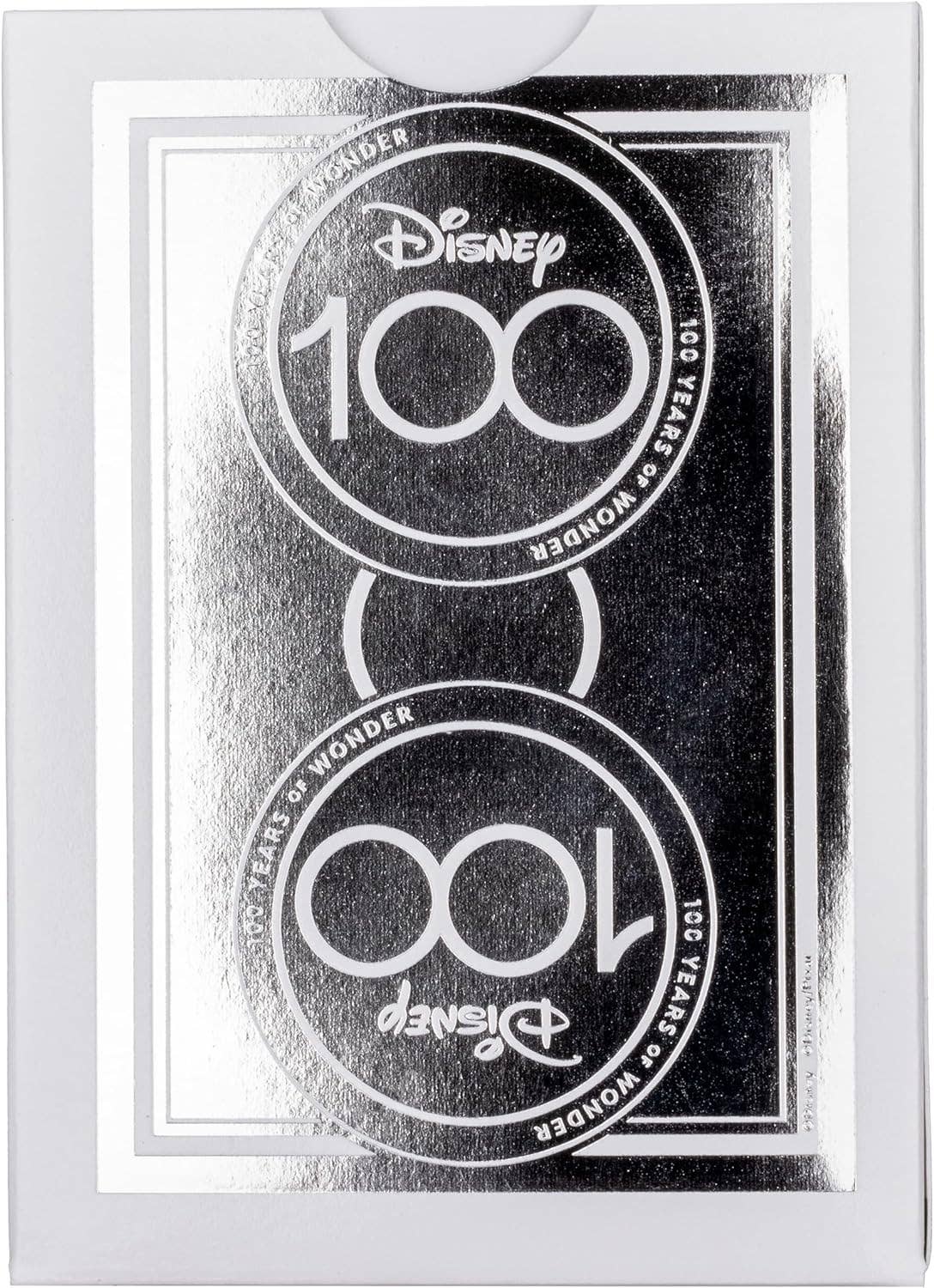 Detail van reliëf en debossing op de voorkant van de Disney100 speelkaarten voor een 3D-effect.