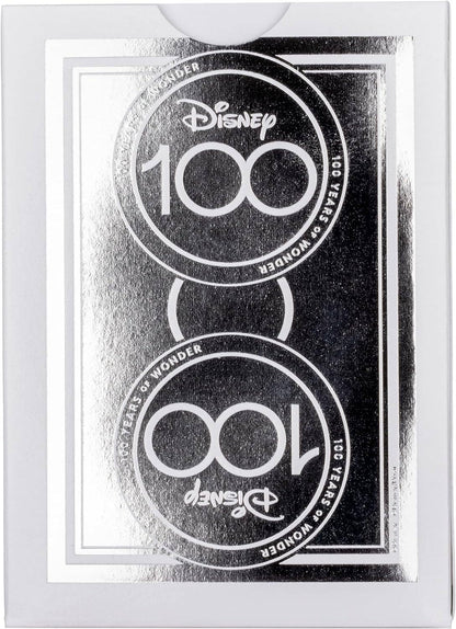 Detail van reliëf en debossing op de voorkant van de Disney100 speelkaarten voor een 3D-effect.