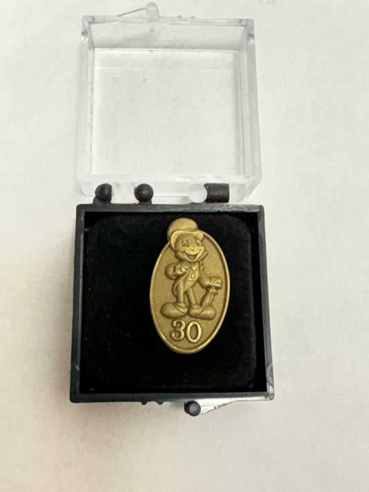 Zeldzame Disneyland Parijs Cast Member Pin met gedetailleerde afwerking, exclusief uitgegeven aan medewerkers.