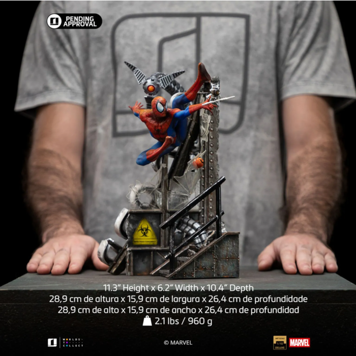 Spider-Man 10-Year Anniversary beeldje in actiepose, toonbaar als premium verzamelobject.