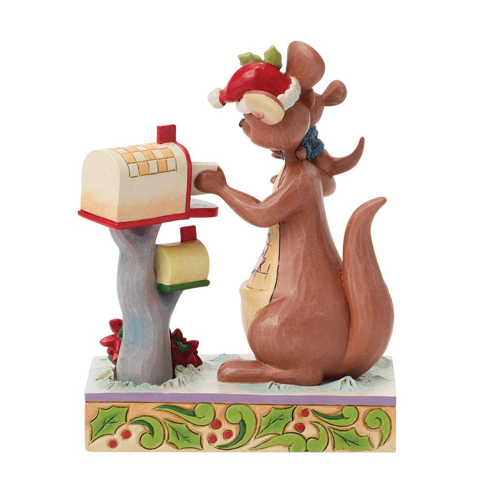 Dit charmante Disney Traditions Roo’s Holiday Wish beeldje met Kanga & Roo is perfect voor Disney-fans en verzamelaars. Ontworpen door Jim Shore, met hoogwaardige afwerking en handgeschilderde details, maakt het beeldje een prachtig cadeau of waardevolle aanvulling op elke Disney-collectie.
