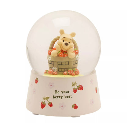 Disney Winnie de Poeh sneeuwbol met aardbeitjes – charmant Honderd Bunderbos decor voor plank, bureau of kast