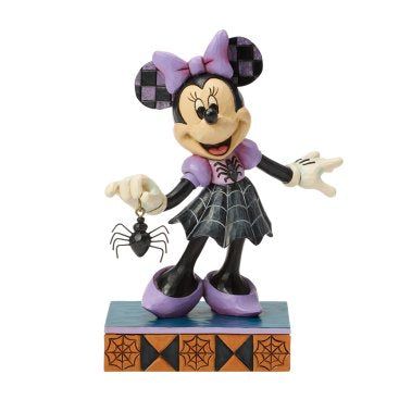 Laat je verrassen door de stijlvolle Halloween-uitstraling van dit Disney Traditions Webtastic Minnie Mouse beeldje. Minnie schittert in haar bijzondere spinnenjurk, versierd met verfijnde webdetails die zorgen voor een speels maar elegant Halloween-accent. Een perfecte combinatie van charme, humor en seizoenssfeer.

Ontworpen door Jim Shore, bekend om zijn folkloristische patronen en handgeschilderde afwerking, is dit beeldje een unieke decoratie en een waardevolle aanvulling op elke Disney-verzameling.