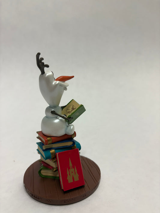 Disneyland Paris figurine van de sneeuwman Olaf, kleurrijk en gedetailleerd afgewerkt.