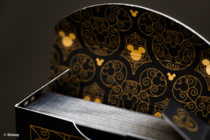 Subtiele verborgen Mickey silhouetten in luxe speelkaarten.