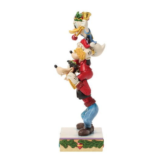 Breng feestelijke magie in huis met Mickey, Donald en Goofy gestapeld in dit charmante Disney Traditions beeldje. Vrolijk, speels en een blikvanger in elke kerstcollectie.