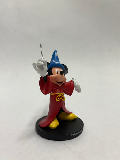 Gedetailleerd figurine van Mickey als Sorcerer’s Apprentice met puntmuts en toverstaf.