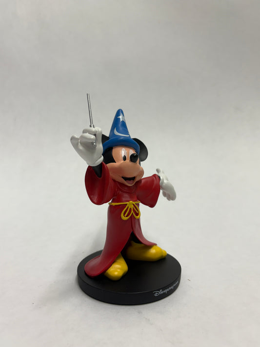 Gedetailleerd figurine van Mickey als Sorcerer’s Apprentice met puntmuts en toverstaf.