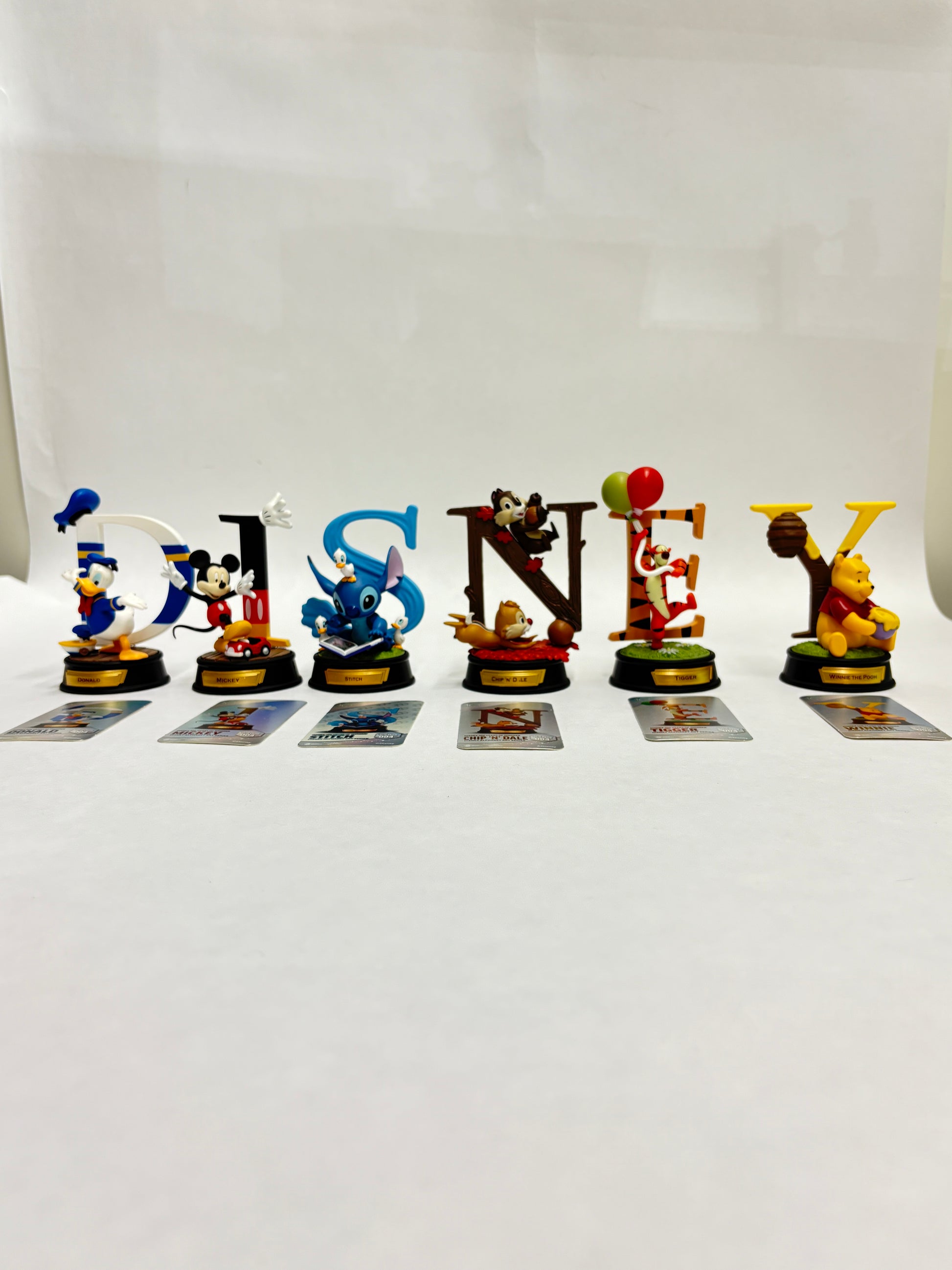 Stijlvolle Disney 100 jubileumletter met herkenbaar Disney-personage, perfect als verzamelobject of cadeau.