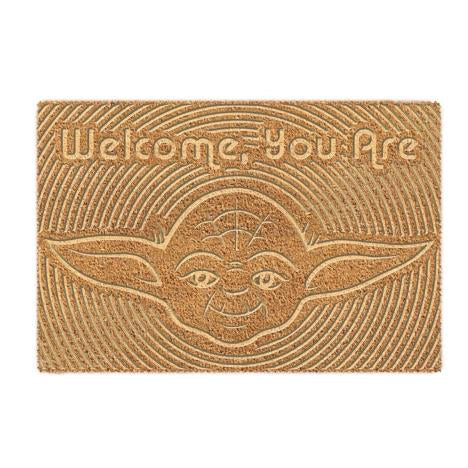 Star Wars 'Welcome You Are' deurmat met Yoda, gemaakt van duurzaam materiaal, begroet bezoekers met een vriendelijke boodschap in Yoda's kenmerkende stijl, perfect voor elke Star Wars-fan.