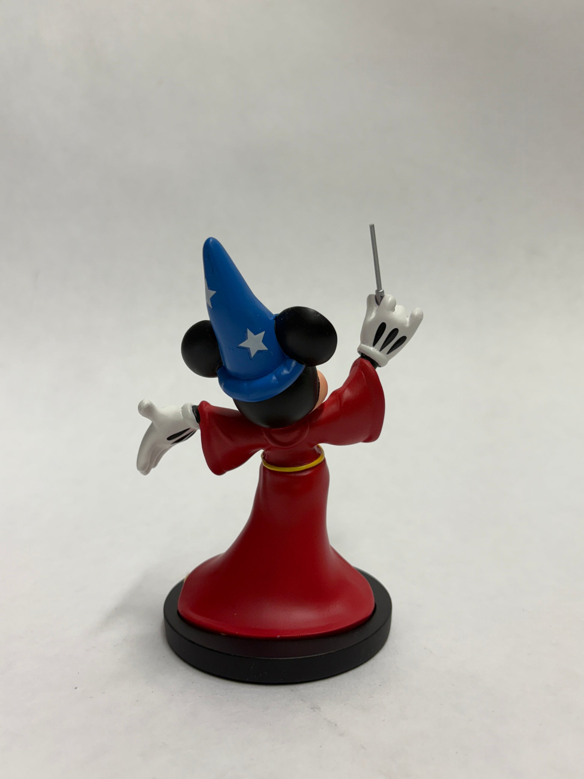 Disneyland Paris beeldje van Mickey in magische pose, rijk afgewerkt en levendig gekleurd.