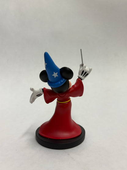 Disneyland Paris beeldje van Mickey in magische pose, rijk afgewerkt en levendig gekleurd.