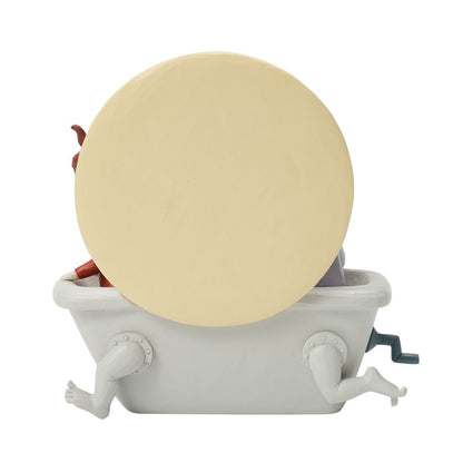 Dit Disney Traditions beeldje van Lock, Shock & Barrel – Mischief Makers combineert Disney-magie met hoogwaardige handgeschilderde details en folkloristische patronen van Jim Shore. Ideaal als cadeau of als opvallend pronkstuk in elke Disney-collectie.