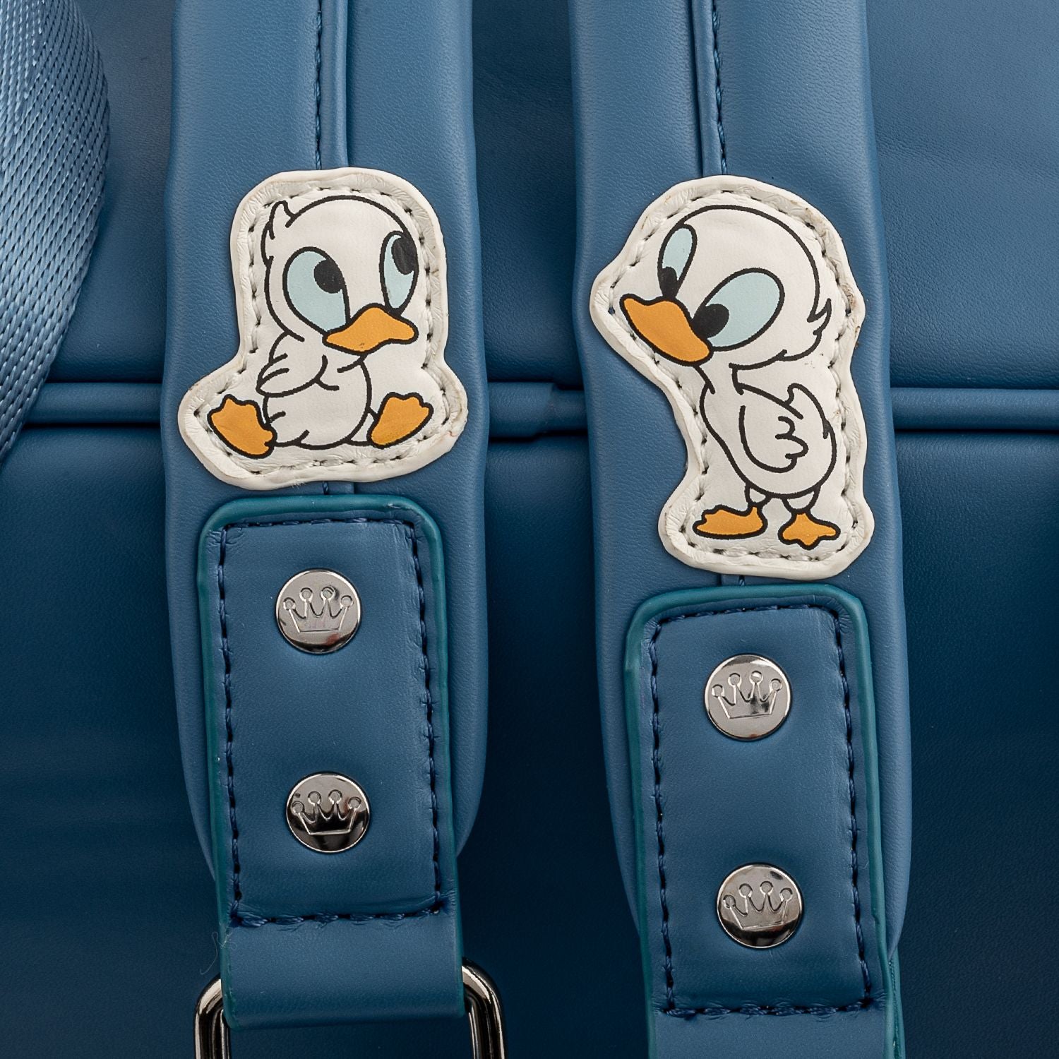 De Loungefly Stitch Story Time Duckies Bag is de ideale tas voor Disney-fans die van plezier houden! Dit schattige ontwerp met Stitch en de eendjes uit Lilo & Stitch is zowel charmant als praktisch. Met een ruime binnenkant en een comfortabele schouderband, is deze tas perfect voor dagelijks gebruik.