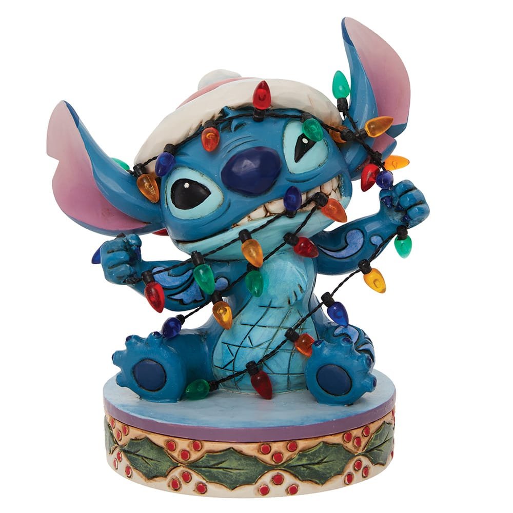 Handbeschilderd Stitch-beeldje van Jim Shore, verstrikt in kerstlichtjes met een schattige kerstmuts, perfect voor Disney-verzamelaars.