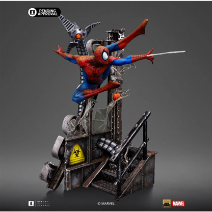 Gedetailleerd close-upbeeld van de handgeschilderde Spider-Man Art Scale 1/10 statue, met textuur van het kostuum.