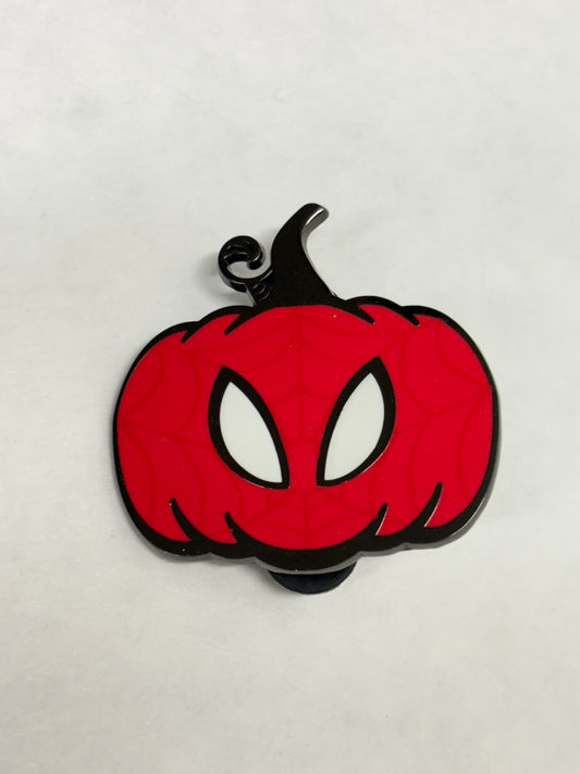 Limited edition Halloween-pin uit Disneyland Parijs met Spider-Man en pompoen in levendige kleuren.